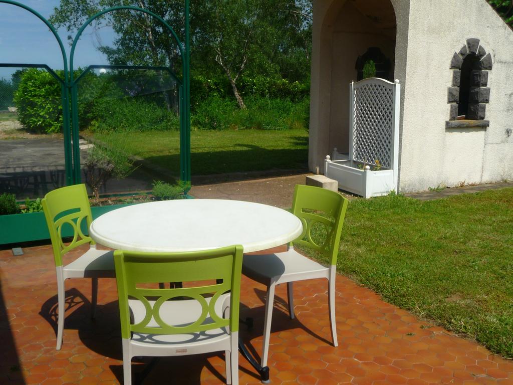 Hotel Logis La Rose Des Vents Volvic Esterno foto
