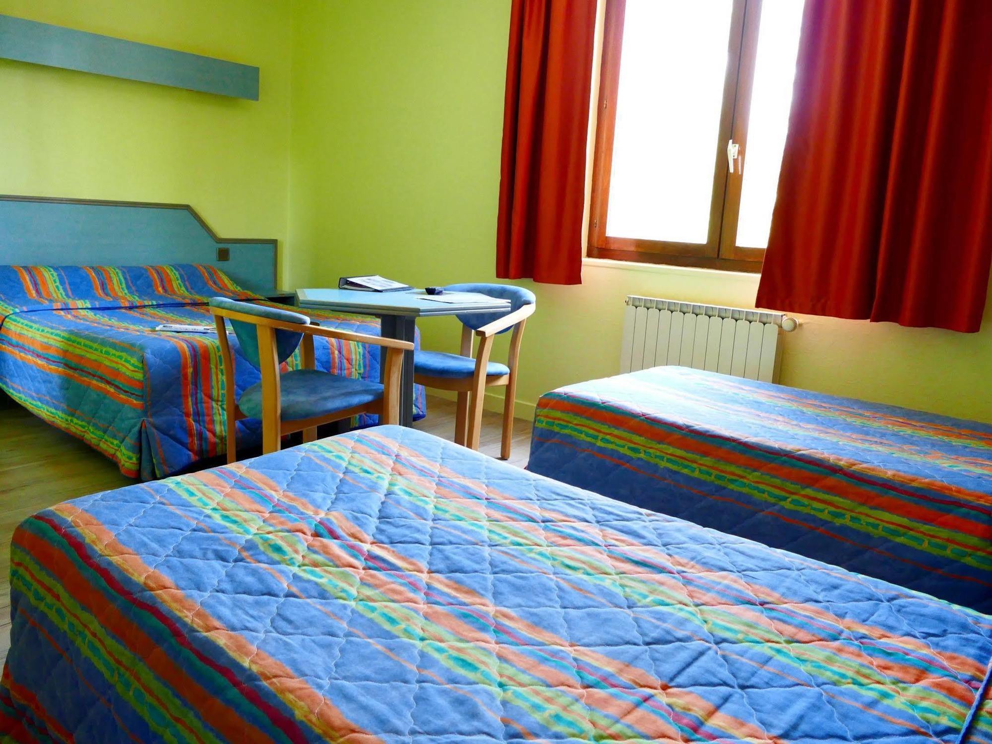 Hotel Logis La Rose Des Vents Volvic Esterno foto