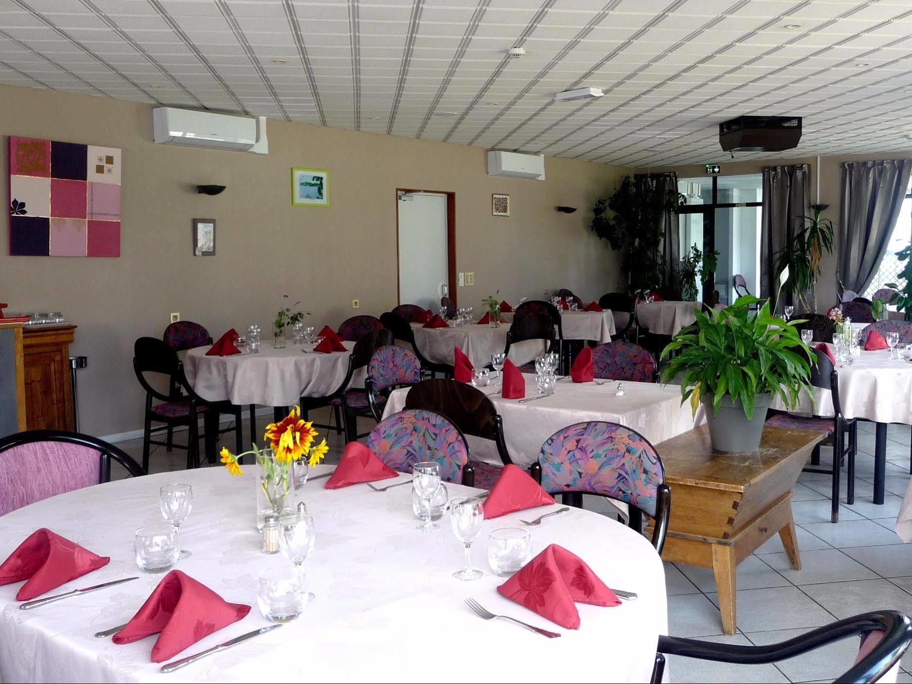 Hotel Logis La Rose Des Vents Volvic Esterno foto