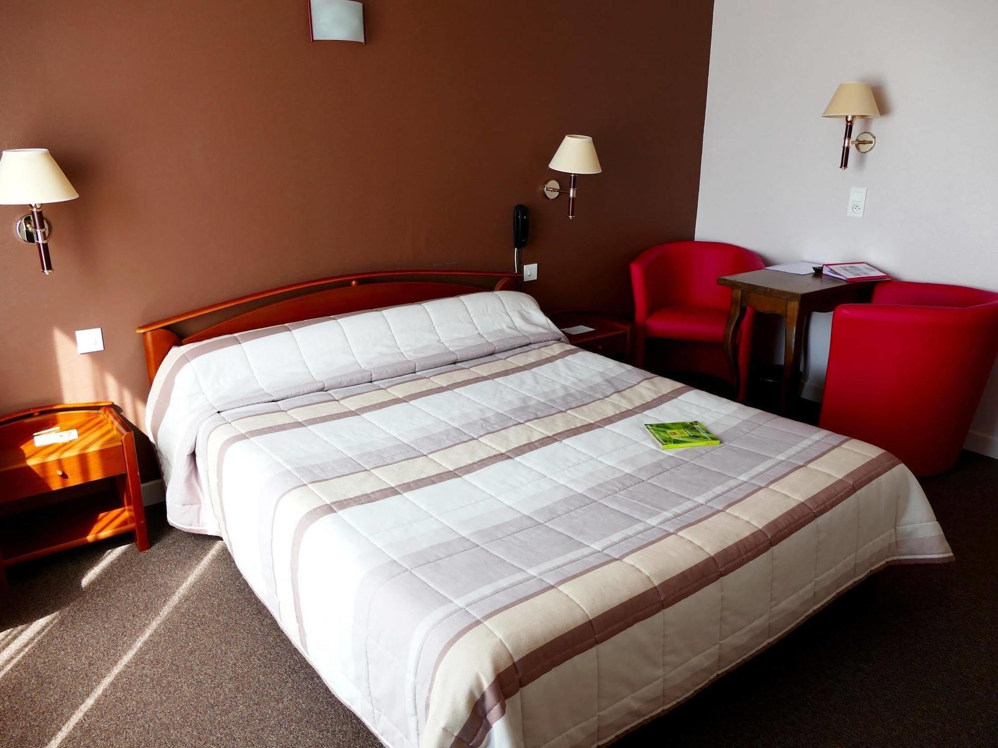 Hotel Logis La Rose Des Vents Volvic Esterno foto