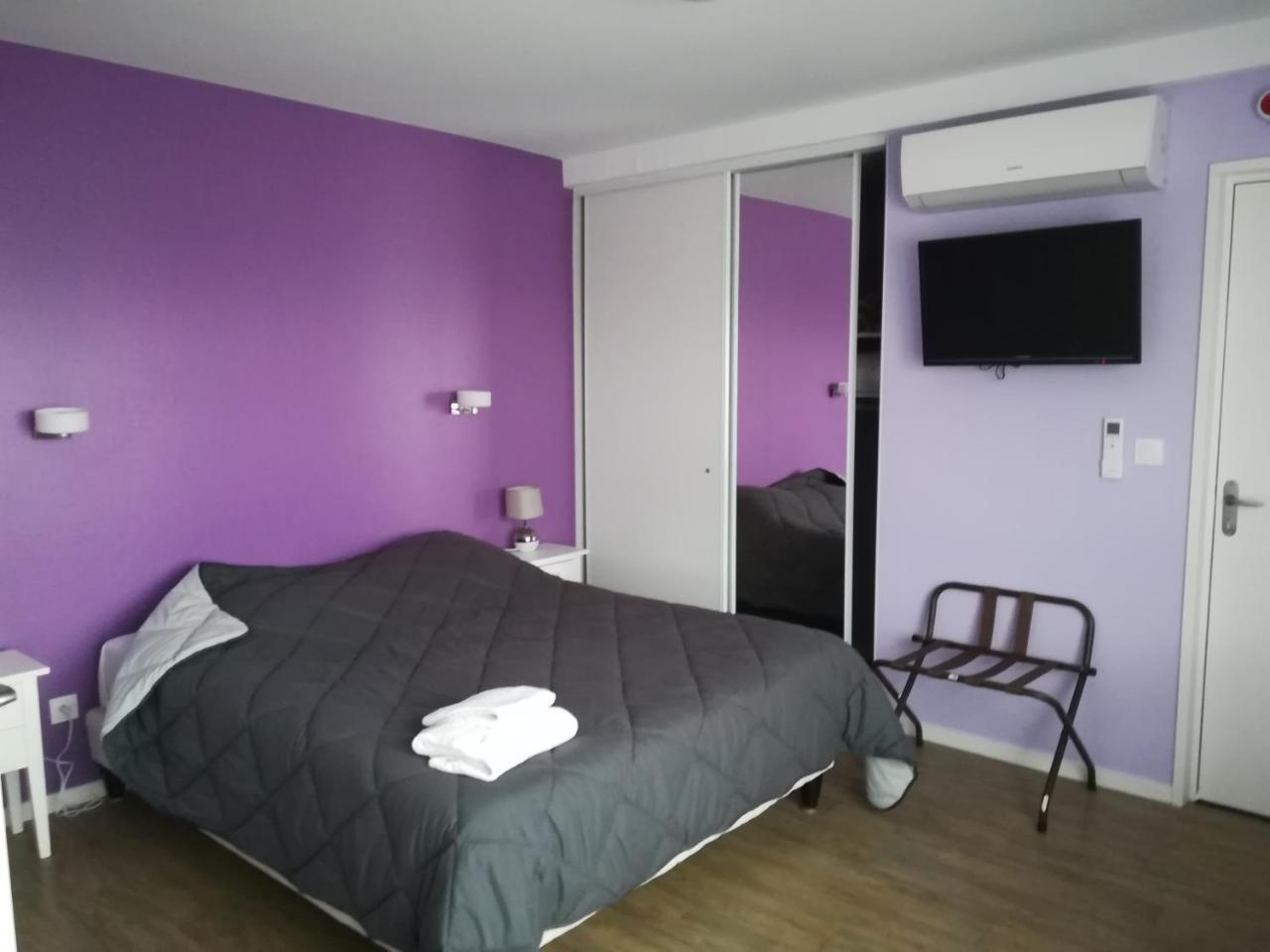 Hotel Logis La Rose Des Vents Volvic Esterno foto