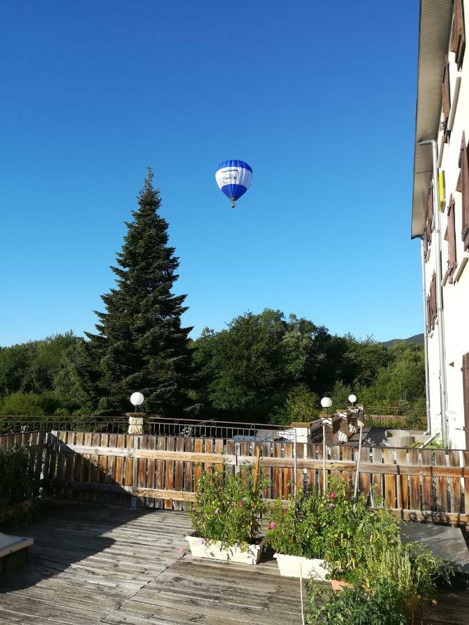 Hotel Logis La Rose Des Vents Volvic Esterno foto